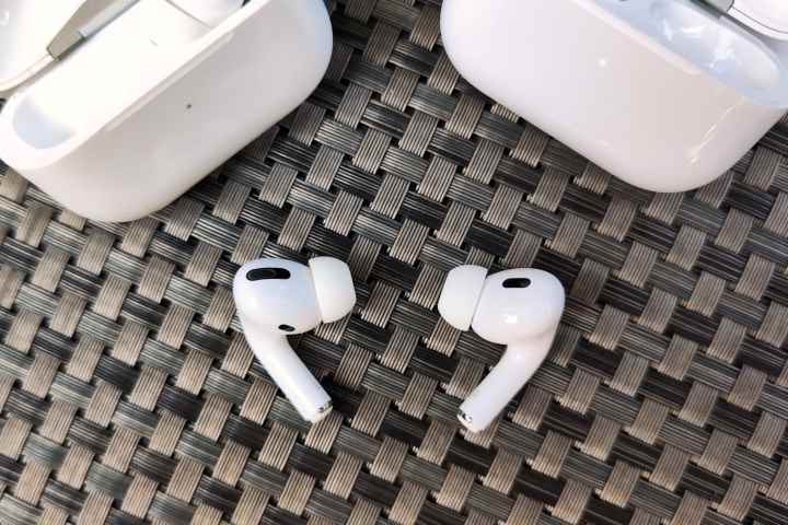 Birinci nesil AirPods Pro'nun yanındaki Apple AirPods Pro 2.