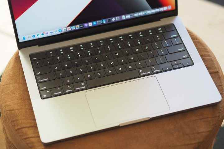 Apple MacBook Pro 14'ün klavye ve dokunmatik yüzeyi gösteren yukarıdan aşağıya görünümü.