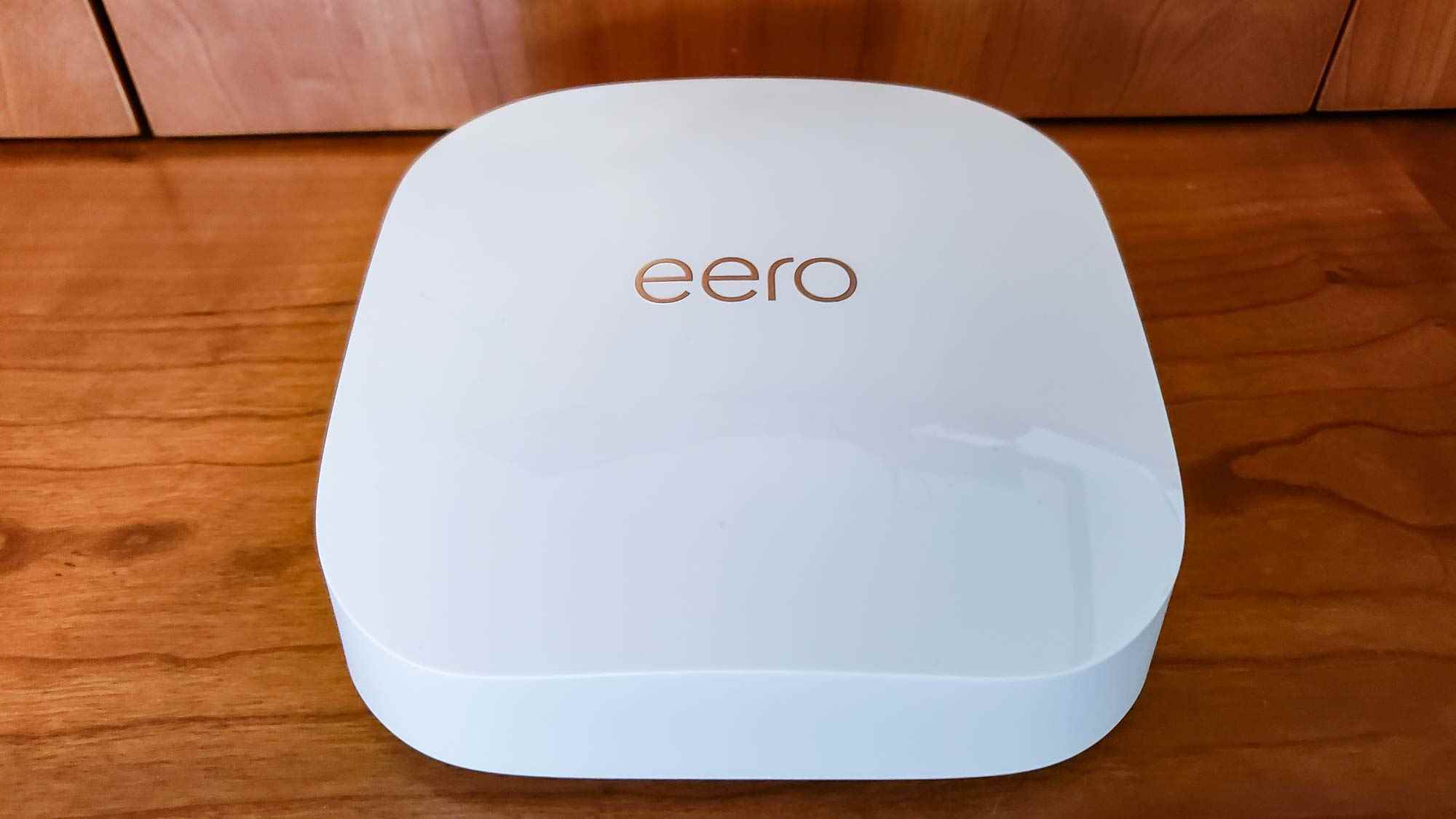 Eero Pro 6e rafa yerleştirildi