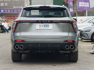 Chery'nin Hyundai Santa Fe boyutunda ucuz bir crossover'ı var.  197 bg'lik Chery Kunlun için.  ve 7 yer 15.300$'dan istiyor