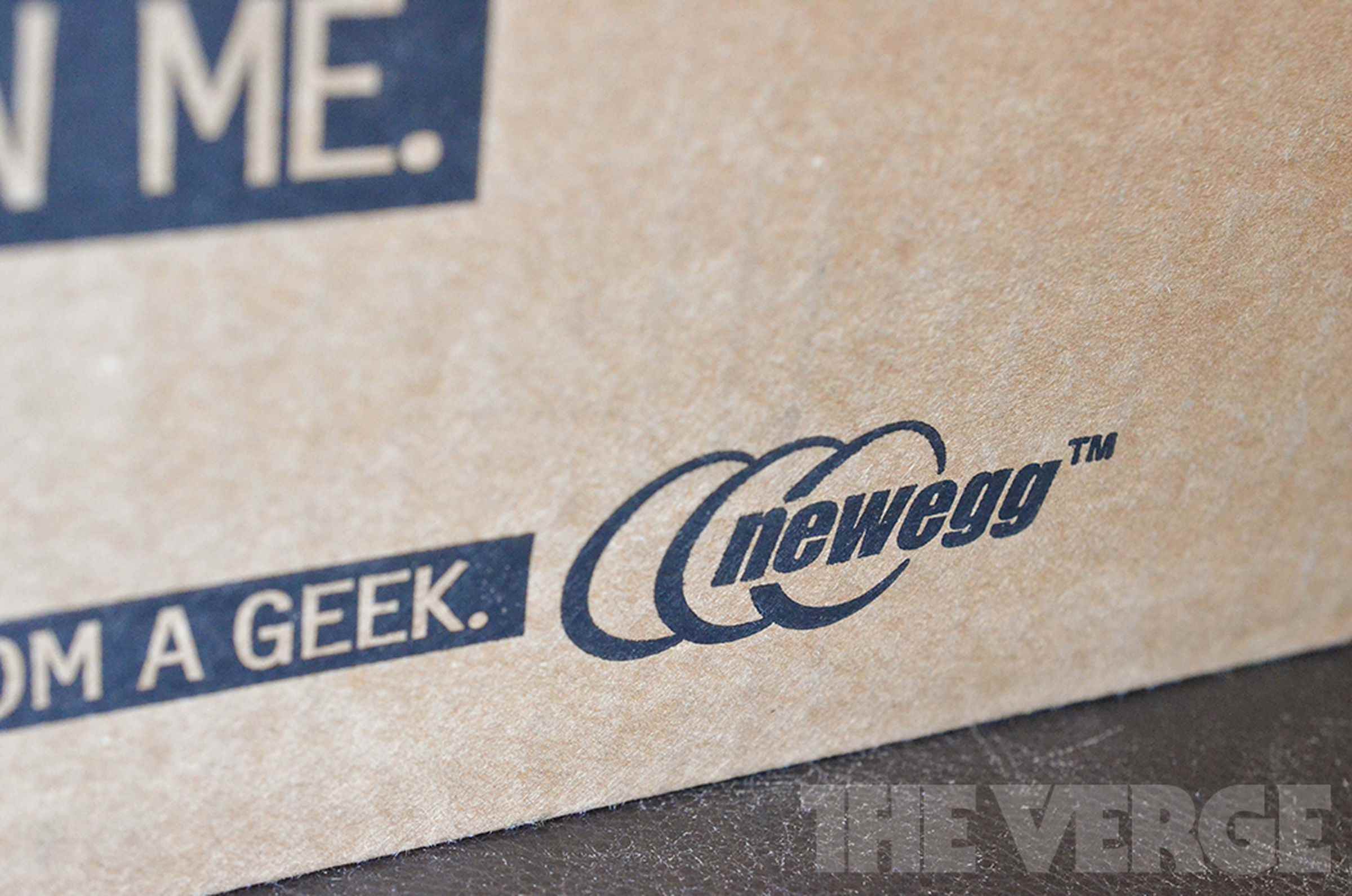 Kahverengi bir kutu üzerinde Newegg logosunun bir fotoğrafı