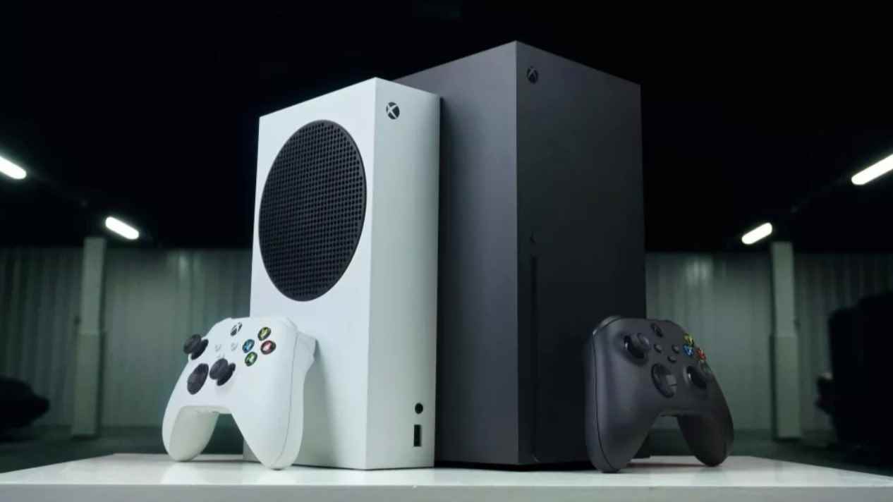 Yan yana gösterilen Xbox Series X konsollarının yanındaki Xbox Series S