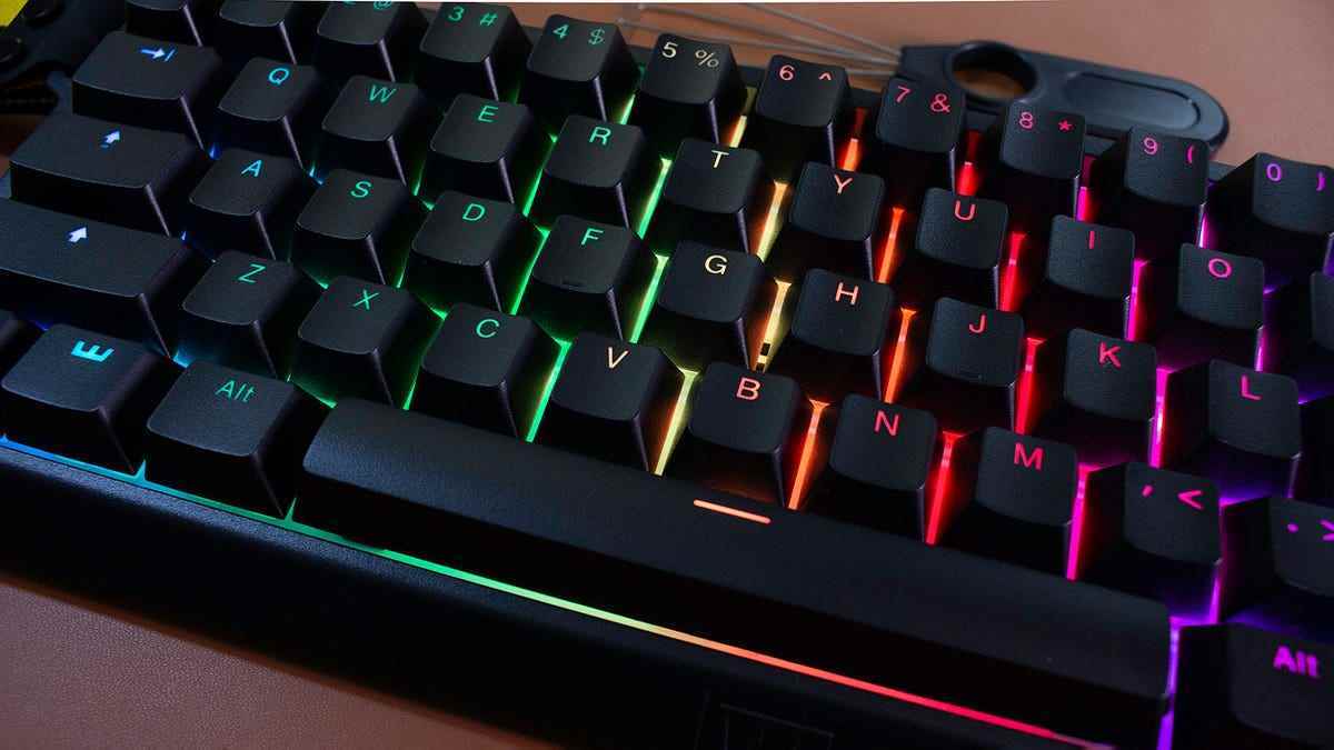 RGB aydınlatma etkinleştirilmiş Wooting60HE oyun klavyesi