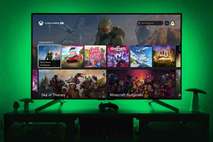 Bir televizyonda yakında Samsung Gaming Hub'a gelecek yeni Xbox Game Pass gösteriliyor.