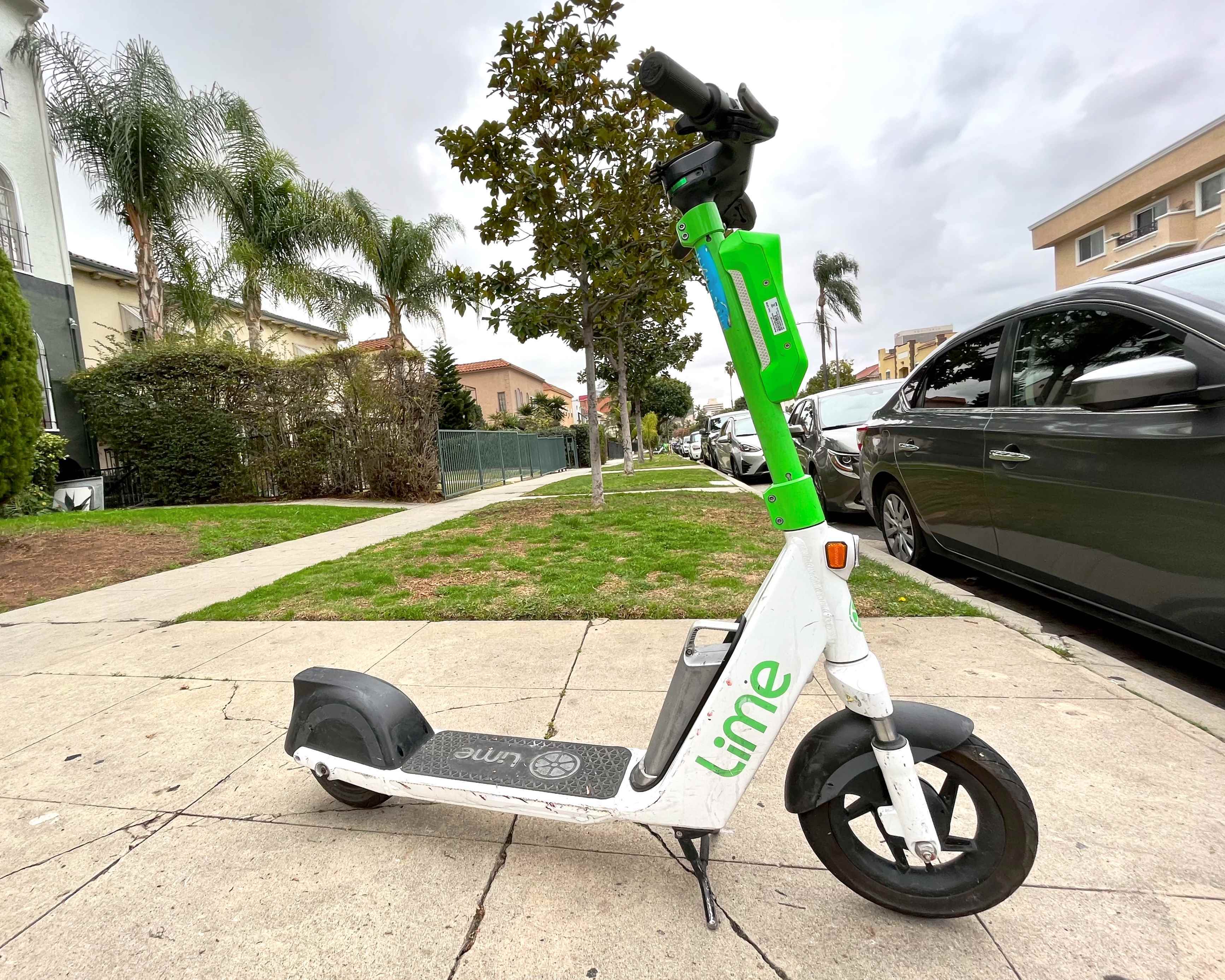 Los Angeles, Koreatown'da bir kaldırıma park edilmiş paylaşımlı bir scooter.