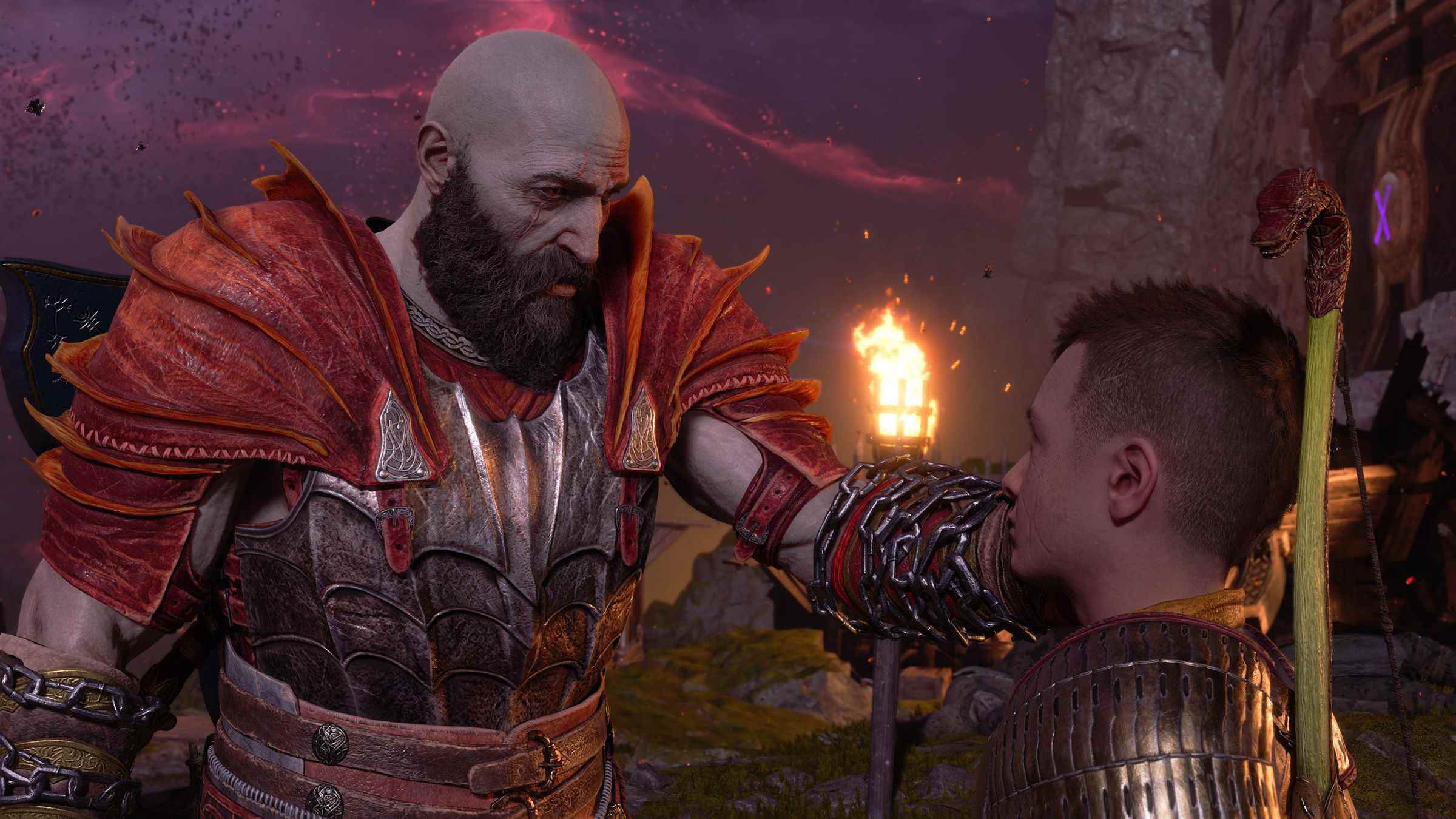 God of War Ragnarök'ten Kratos'un rahatça oğlu Atreus'un yüzüne hafifçe dokunduğu ekran görüntüsü