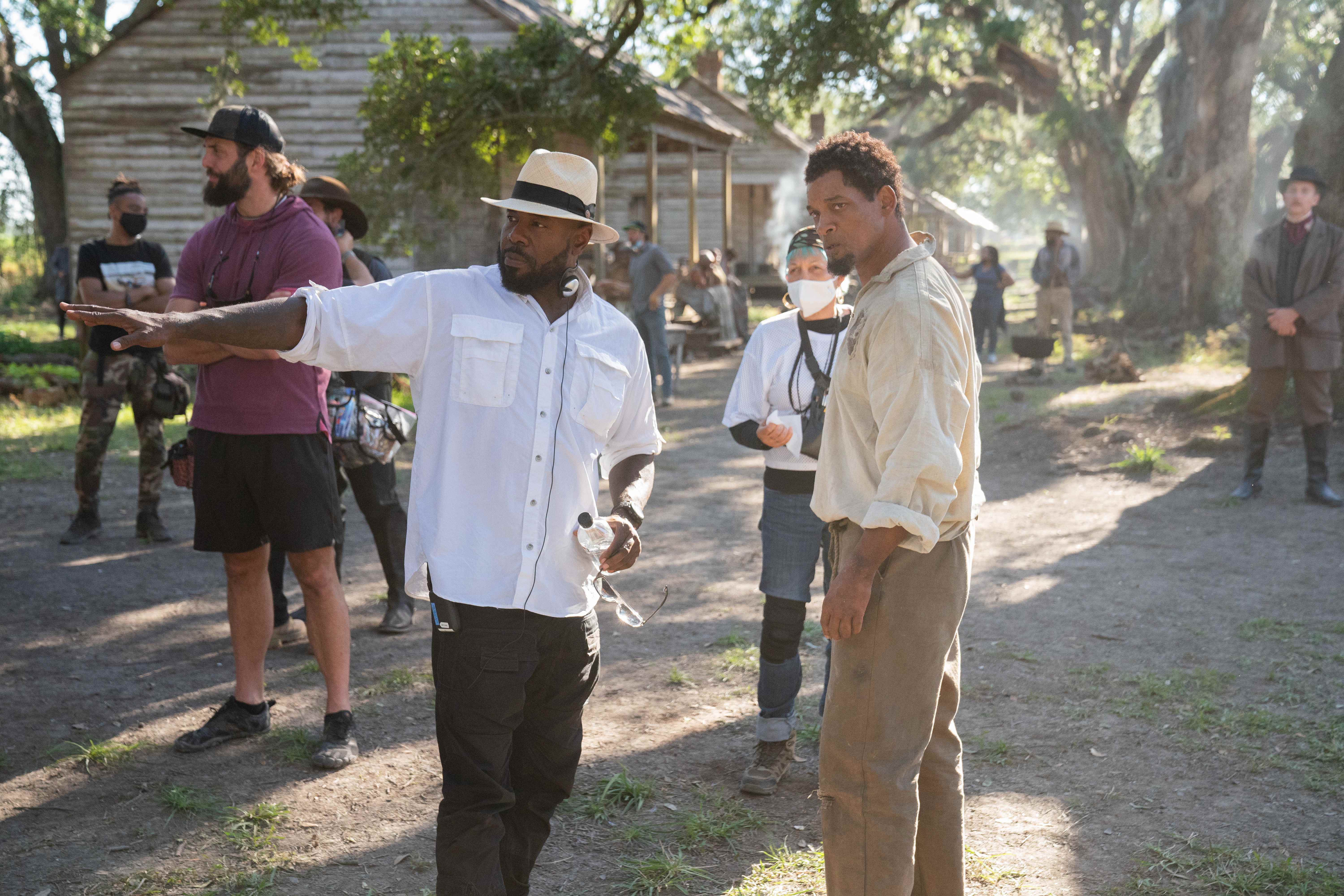 Antoine Fuqua ve Will Smith Emancipation'ın setinde.