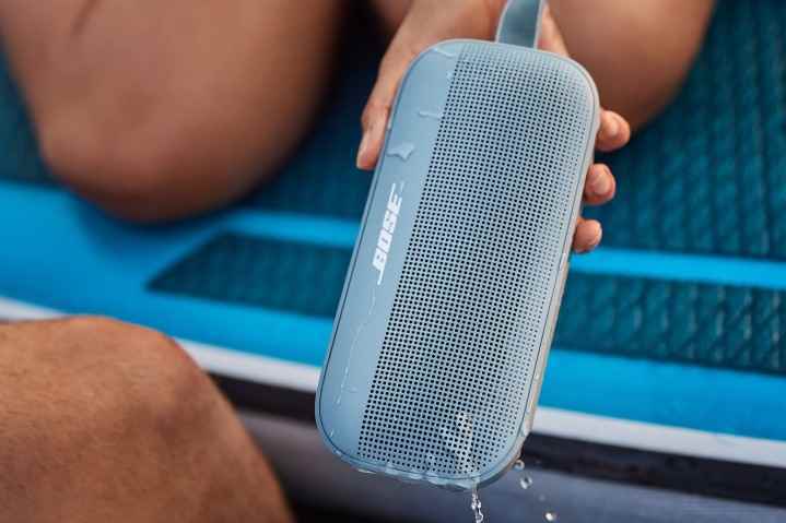 Mavi Bose SoundLink Flex Bluetooth hoparlör.