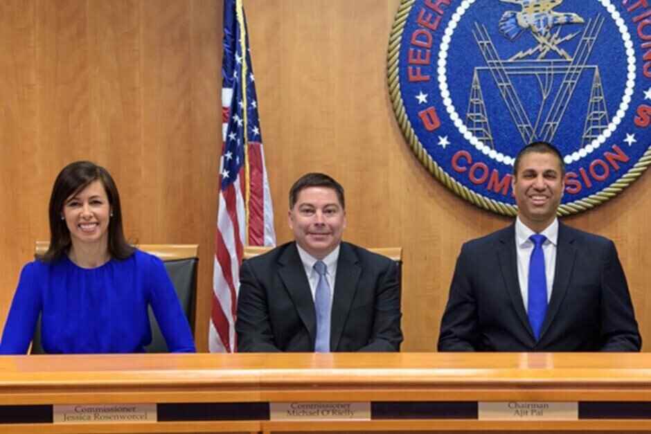 Eski FCC Başkanı Ajit Pai, en sağda, ajansın net tarafsızlığı kitaplardan kaldırmasına yardım etti - İşte bu nedenle eski futbol yıldızı Herschel Walker, net tarafsızlığın geleceğini kontrol ediyor