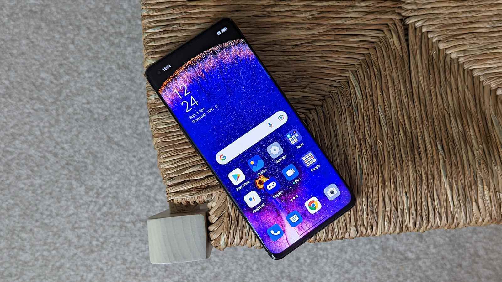 Oppo Find X5 bir sandalyenin üzerinde yüzü yukarı bakacak şekilde