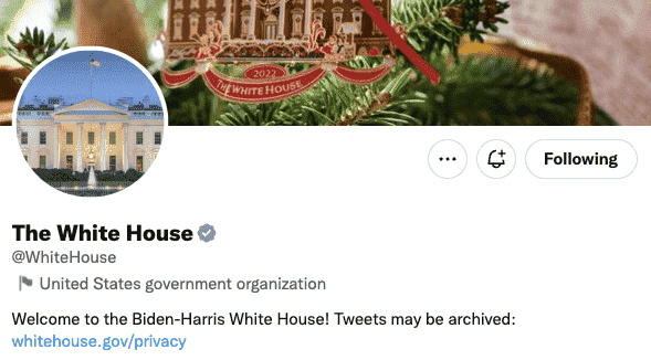 Beyaz Saray'ın yeni bir gri onay işaretiyle Twitter profilinin ekran görüntüsü.