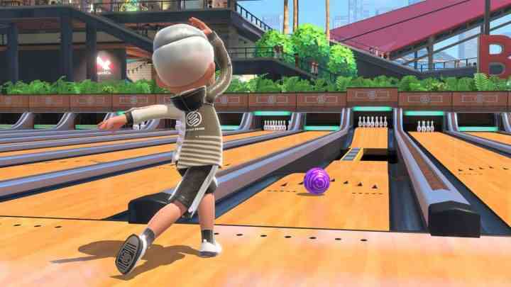 Oyuncu, Nintendo Switch Sports'ta bir bowling topu atar.