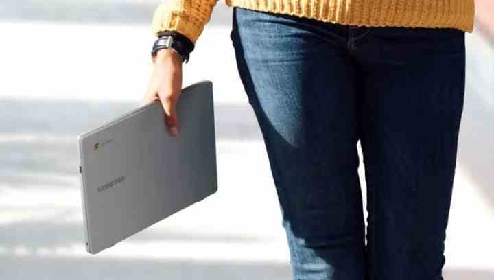 Elinde Samsung Chromebook tutan biri.