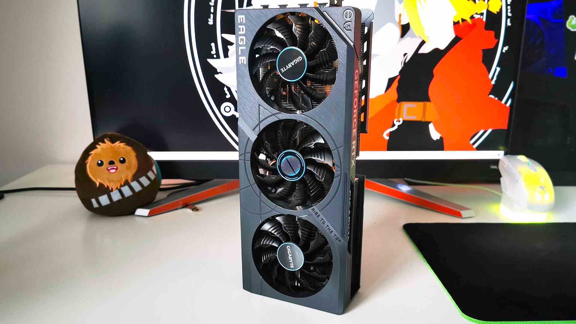 Nvidia RTX 4070 Ti incelemesi: arka planda Wookiee pelüş ile beyaz yüzey üzerinde dikey grafik kartı