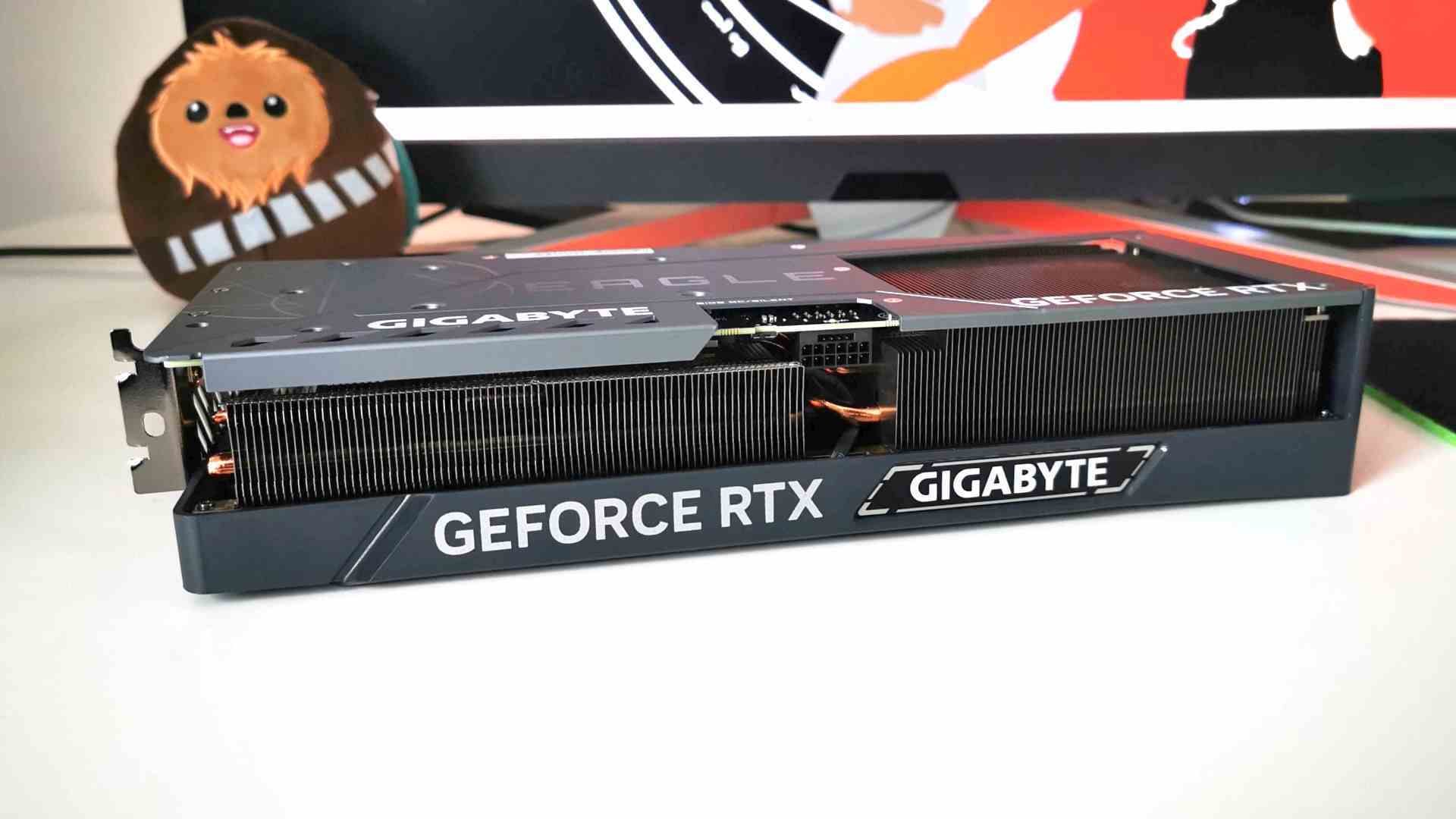 Nvidia RTX 4070 Ti incelemesi: arka planda Wookiee pelüş ile beyaz yüzey üzerinde grafik kartı