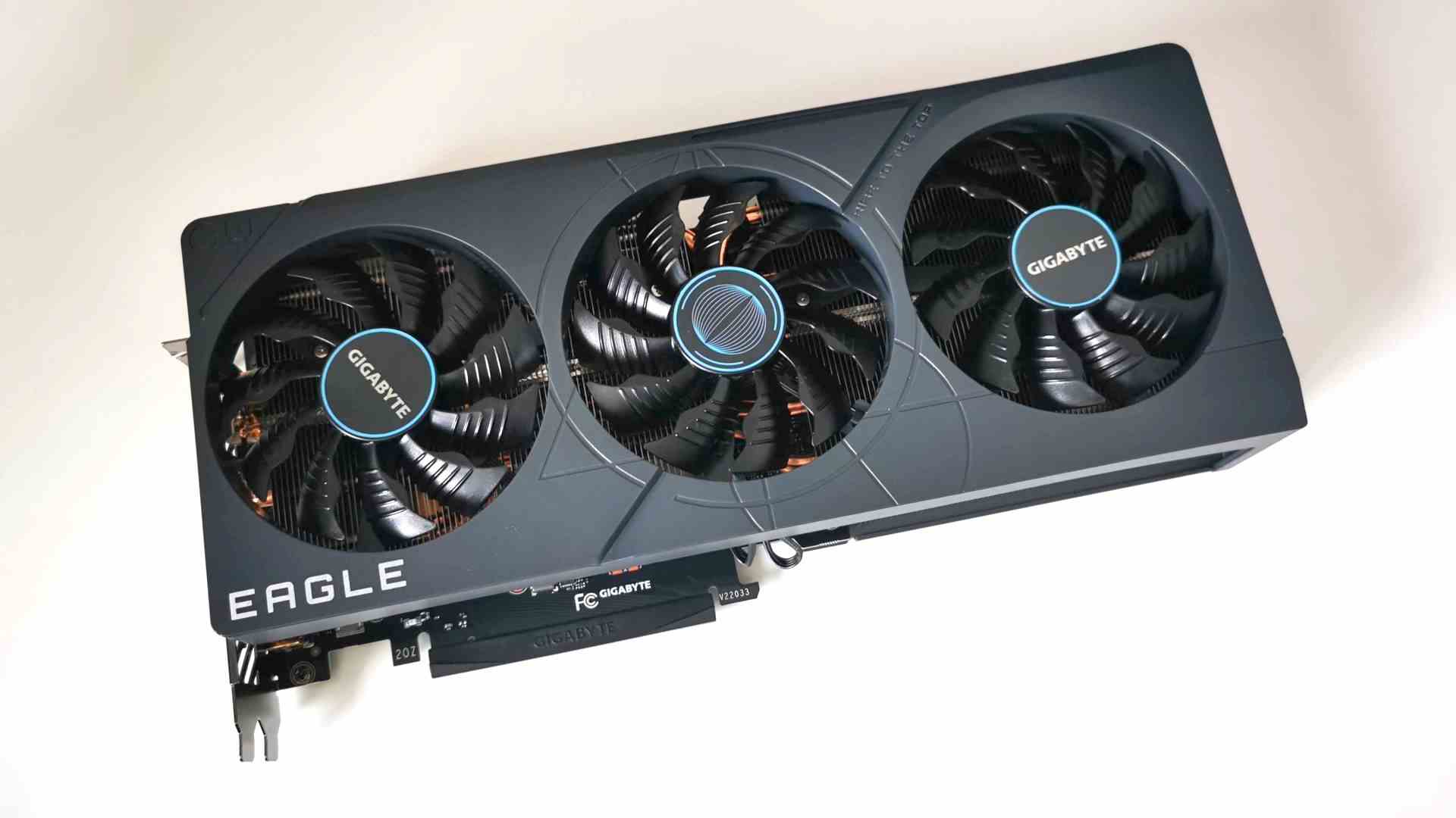 Nvidia RTX 4070 Ti incelemesi: beyaz yüzeyde grafik kartı