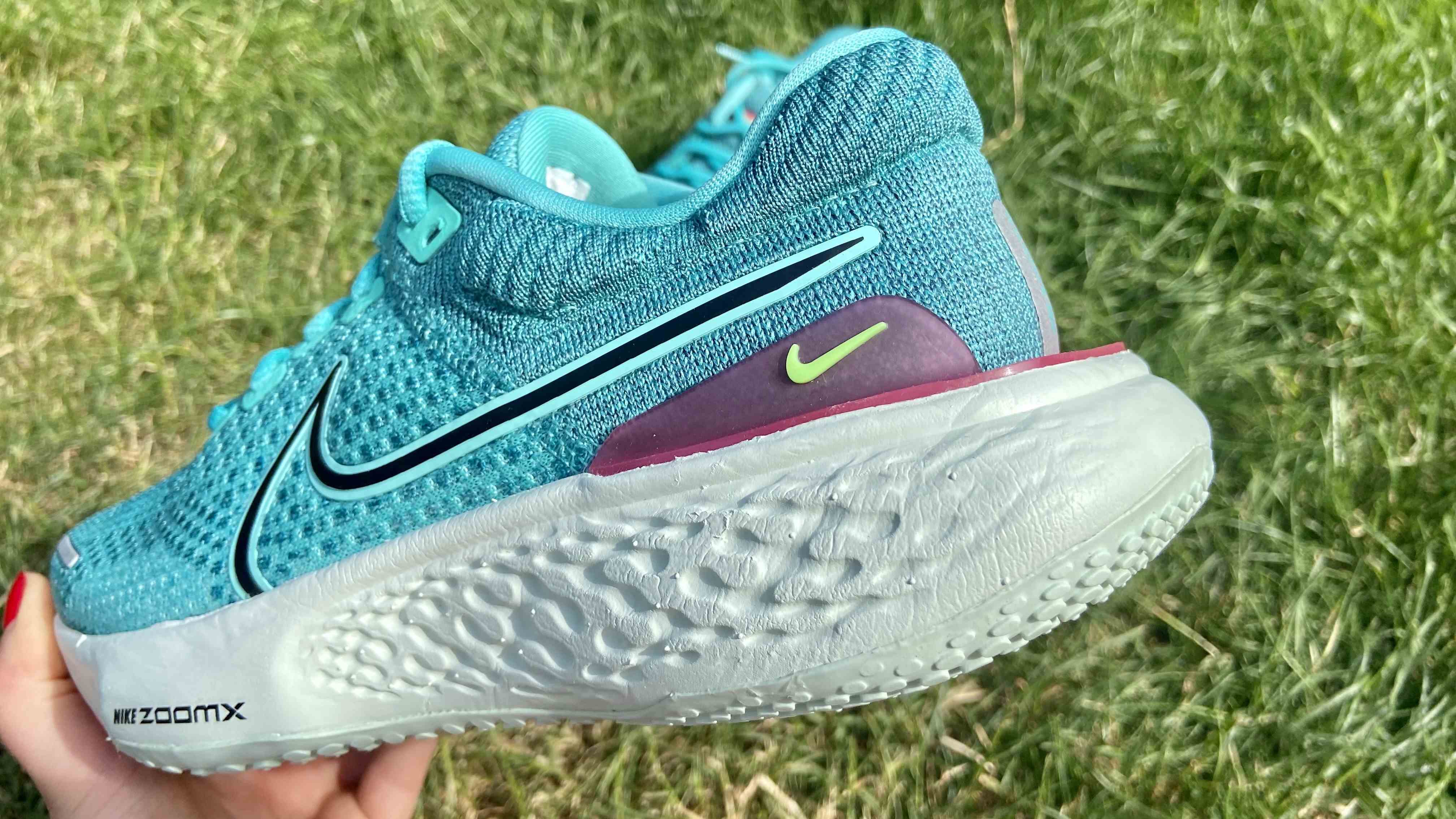 Nike ZoomX Invincible Run Flyknit 2'deki orta taban köpüğünün fotoğrafı