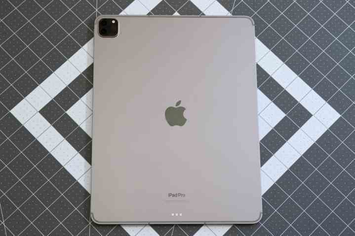 iPad Pro'nun (2022) Uzay Grisi arka yüzü.