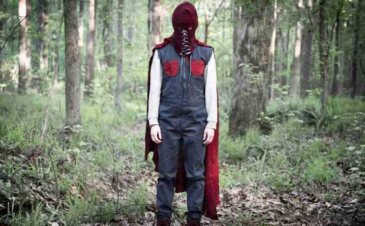 Brightburn'de bir ormanda bir çocuk duruyor.