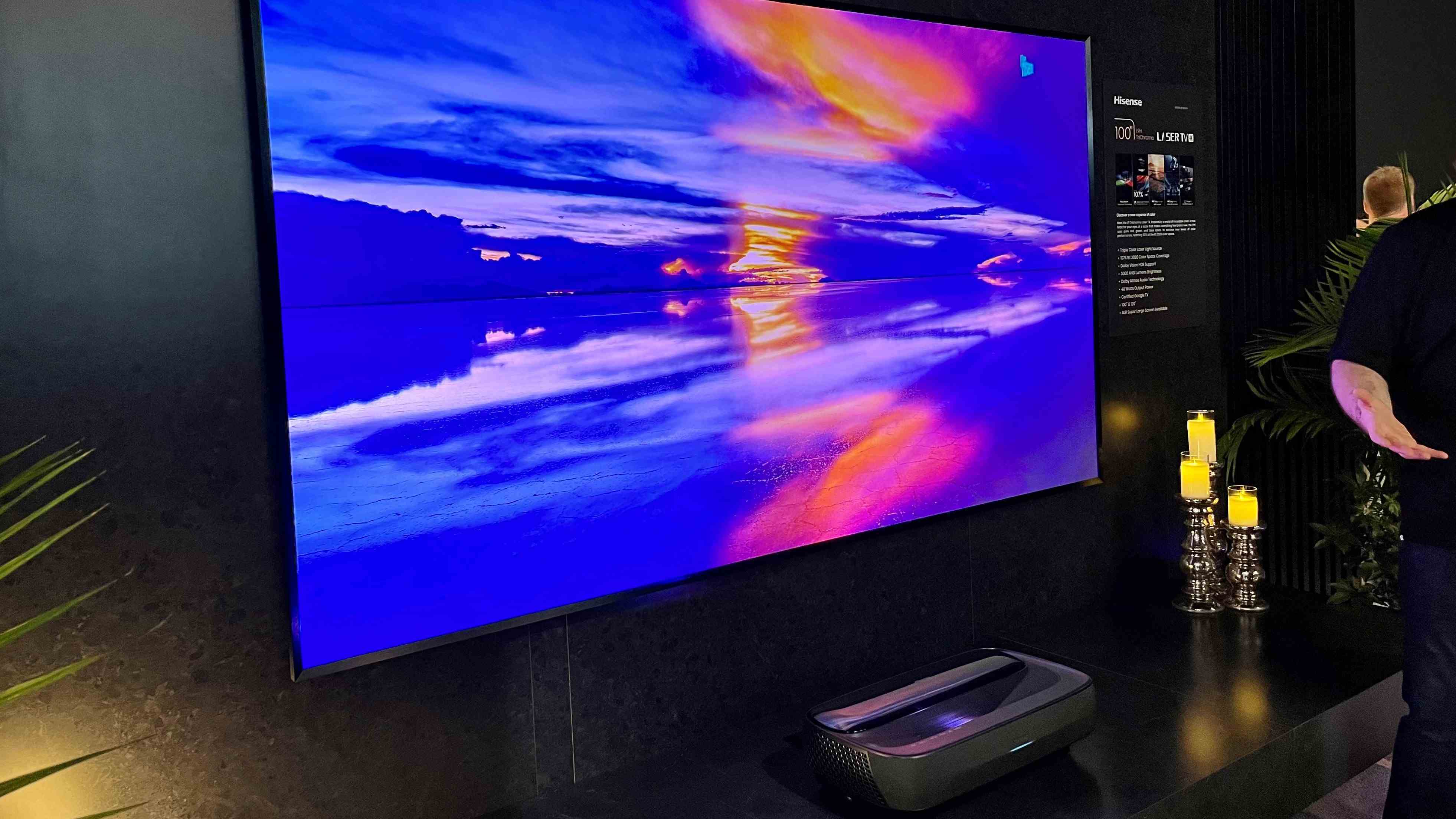 Siyah duvarda Hisense L9H TriChroma Lazer TV ekranı