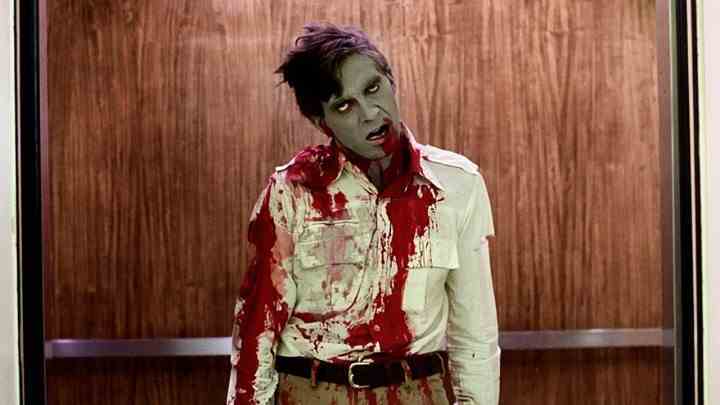 Dawn of the Dead'de bir zombi asansörde duruyor.