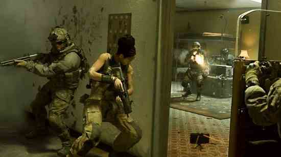 Warzone 2 Resurgence: iki asker, düşman savaşçılarıyla dolu bir odaya girmeye çalışıyor