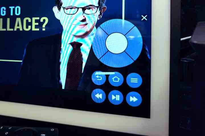Amazon Echo Show 15, Fire TV dokunmatik uzaktan kumandayı gösteriyor.