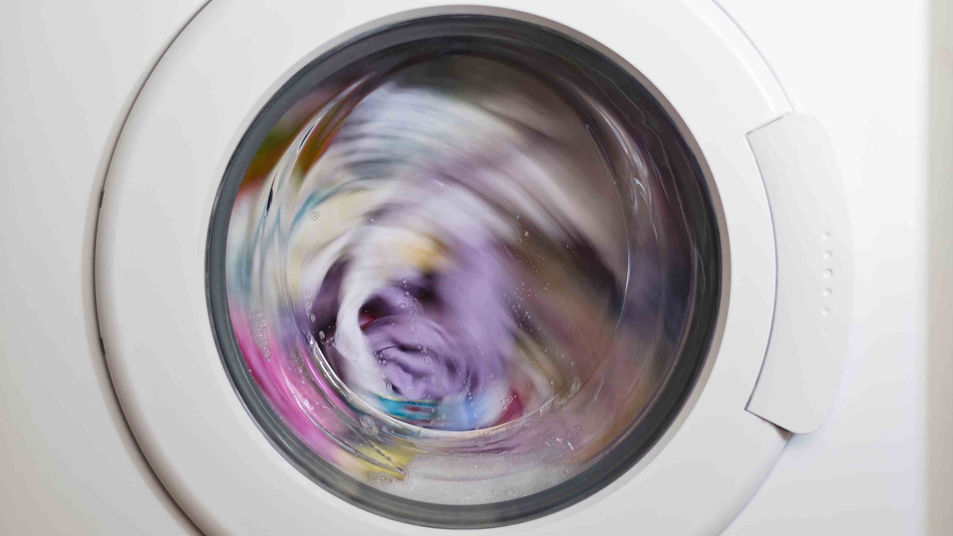 Dönen bir çamaşır makinesi