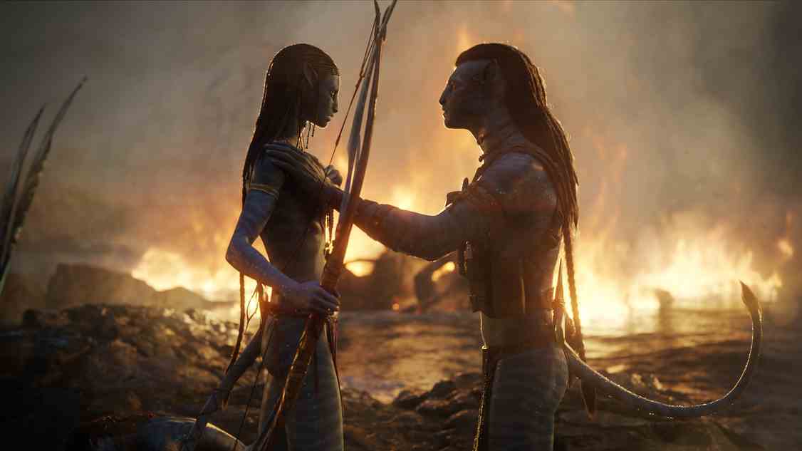 Avatar: The Way of Water'da Neytiri ve Jake bir kayanın üzerinde