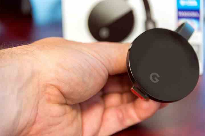 Bir elde bir Google chromecast ultra. 