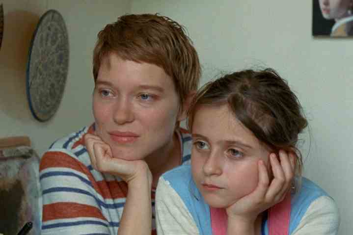 Léa Seydoux, One Fine Morning'de Camille Leban Martins'in yanında oturuyor.