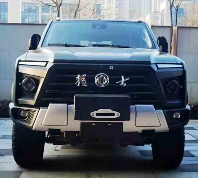 Dört tekerlekten çekiş, 7 koltuk, 6,7 litre dizel motor ve çatıya çıkmak için bir merdiven.  Dev SUV Dongfeng Warrior M20'nin yeni fotoğrafları