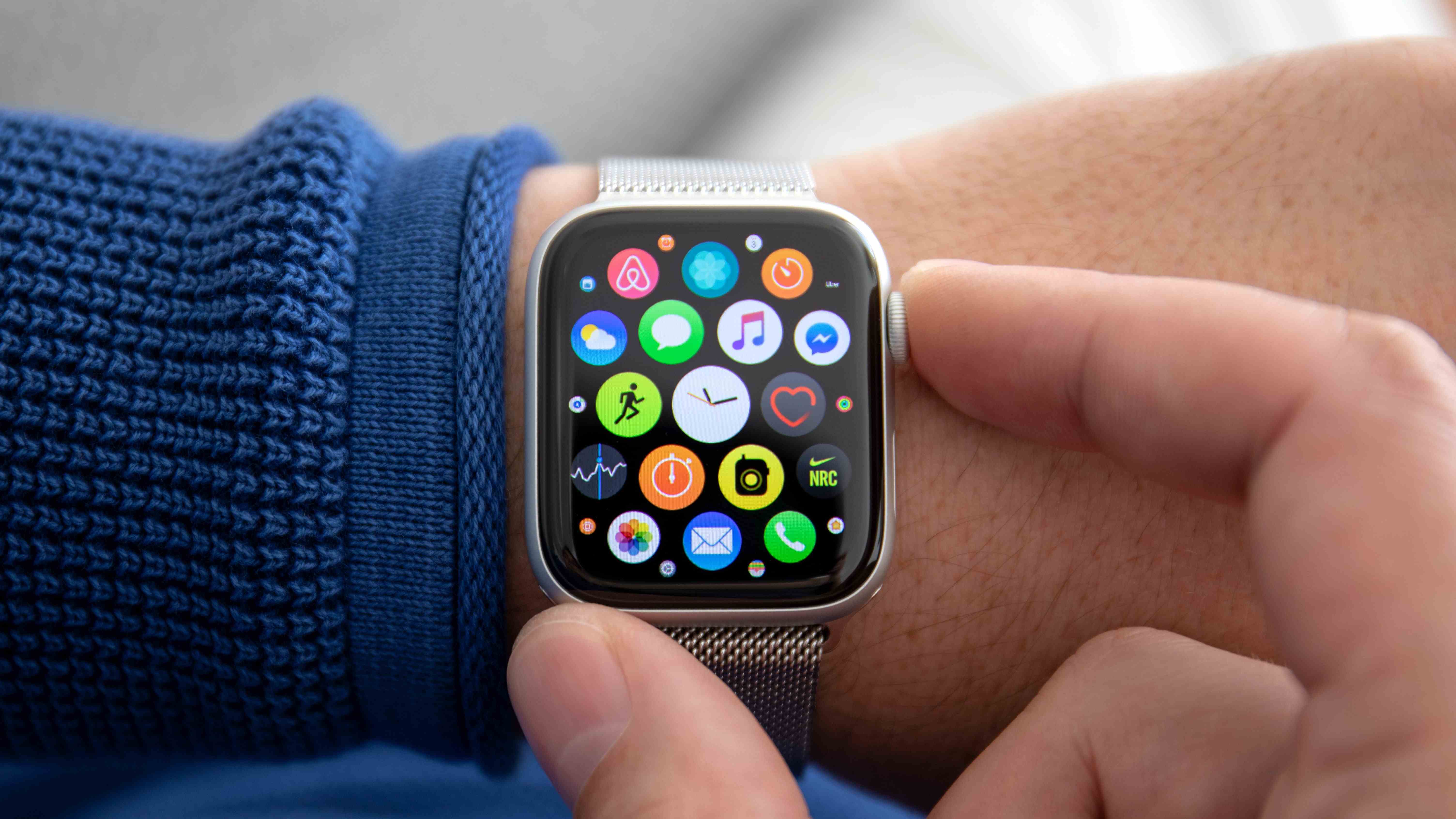 Bilekte Apple Watch 8