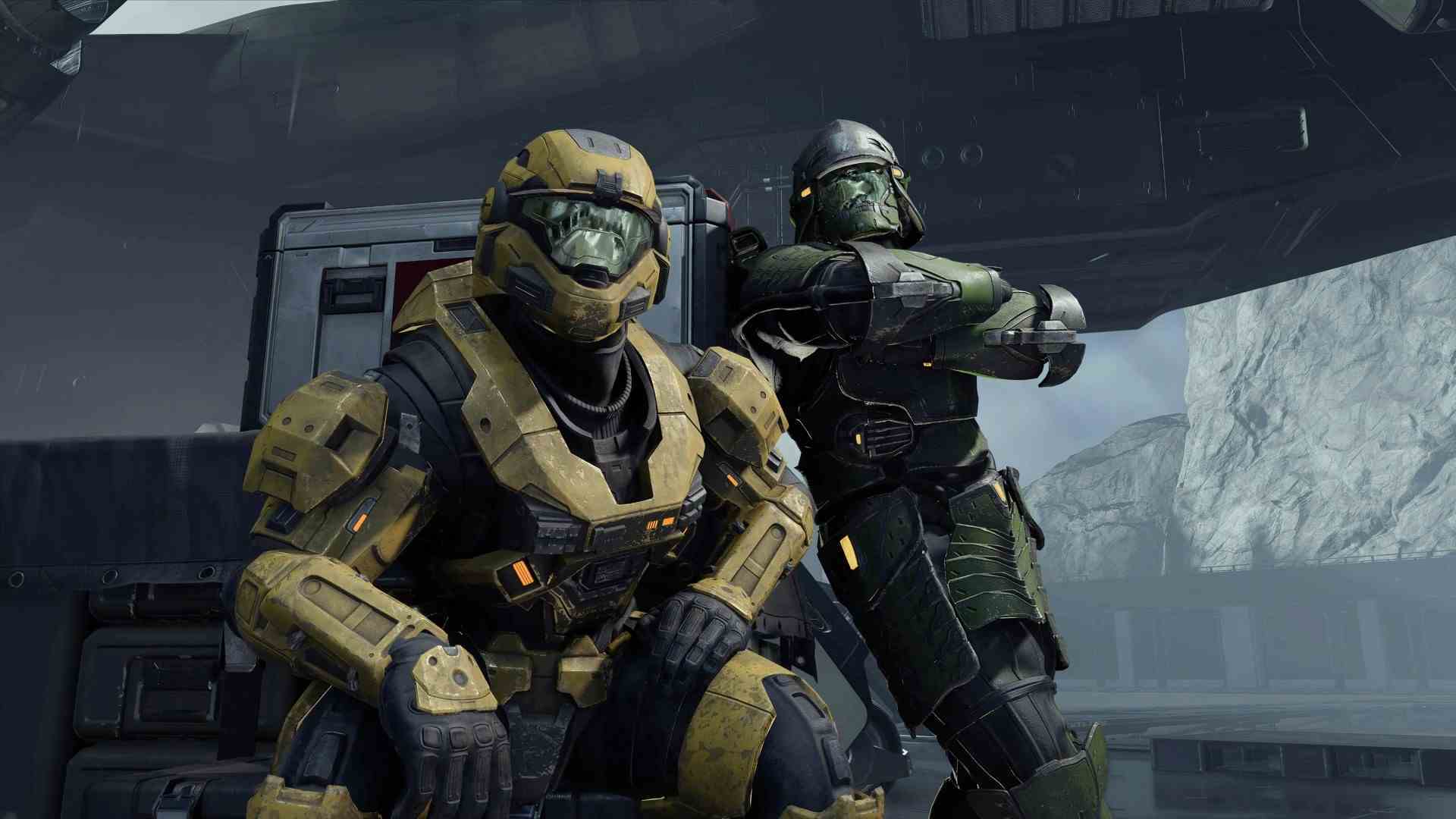 Yeni Halo Infinite kış güncellemesinde savaşa hazırlanan iki asker