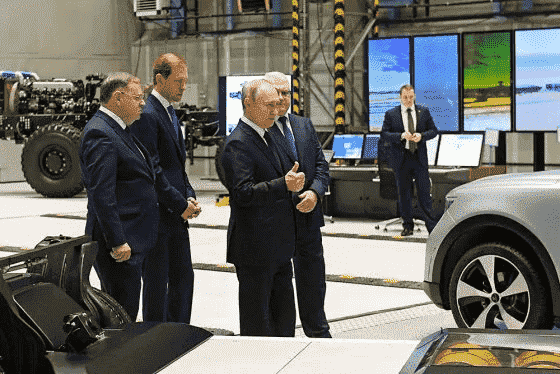 Rus elektrikli otomobili E-Neva, Tesla'dan daha ucuz olacak.  Rusya Devlet Başkanı Vladimir Putin'e gösterildi.