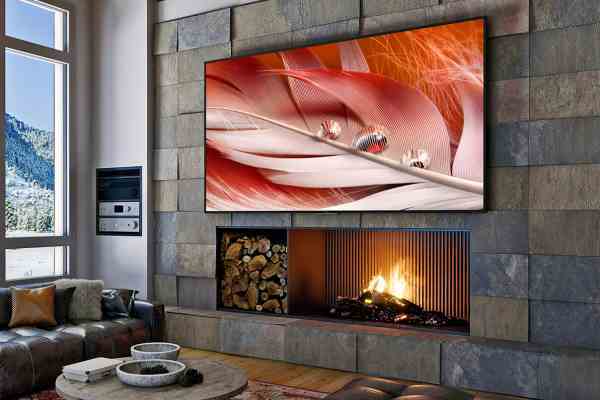 Sony Bravia XR-X92 bir şöminenin üzerine monte edilmiş.