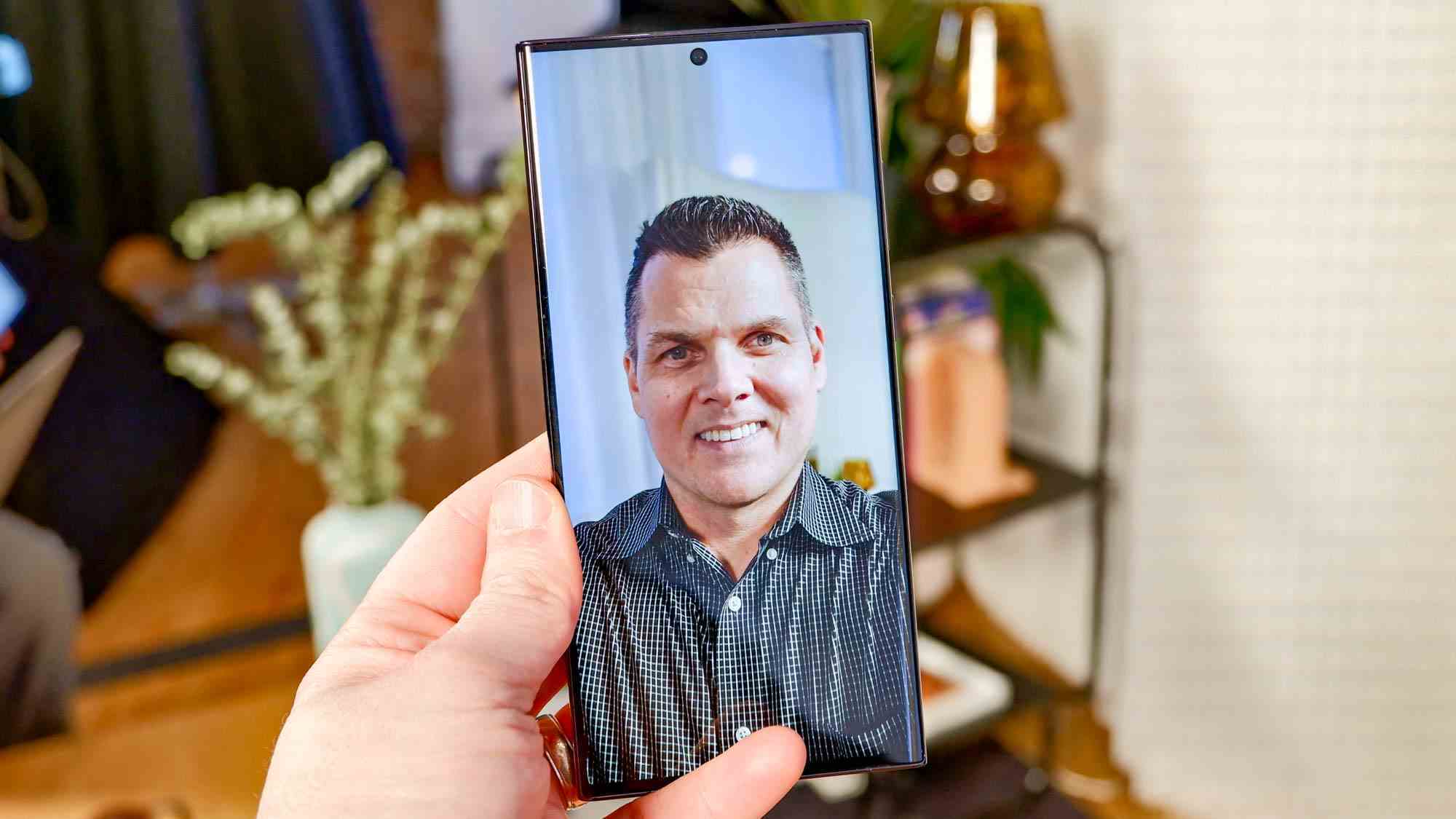 Selfie portre fotoğrafını gösteren Samsung Galaxy S23 Ultra ekran