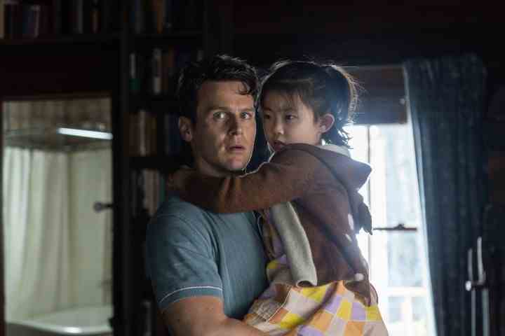 Jonathan Groff, Knock at the Cabin'den bir sahnede Kristen Cui'yi tutuyor.