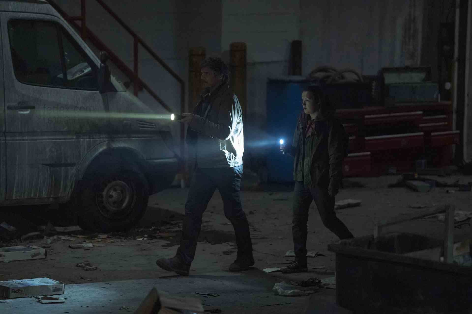 (Soldan sağa) Pedro Pascal (Joel rolünde) ve Bella Ramsey (Ellie rolünde) HBO'nun The Last of Us 4. bölümünde arabanın yanından geçiyorlar.