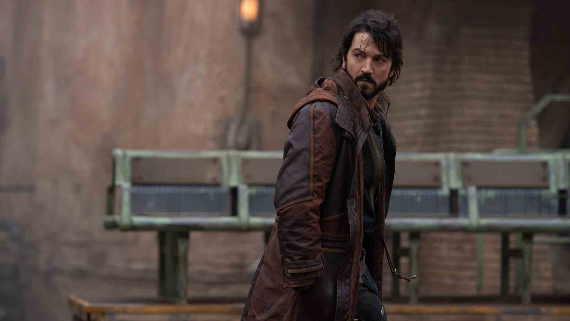 Cassian Andor, Ferrix'in ana şehri Andor'da Disney Plus'ta yürürken arkasına bakıyor