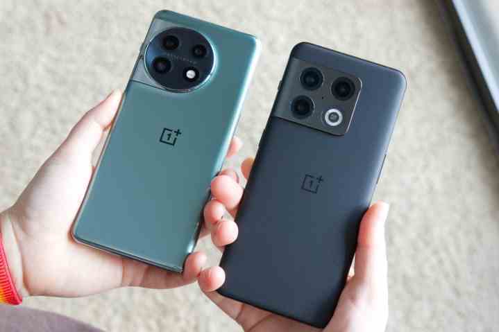 OnePlus 11 ve OnePlus 10 Pro'yu tutan biri.