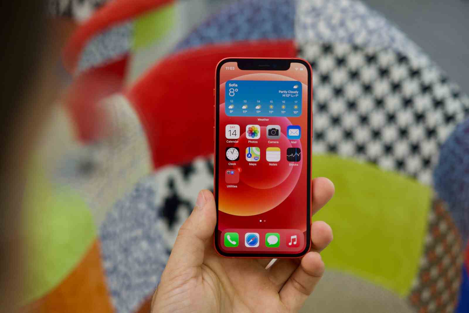 Bu 'mini' iPhone'da (veya herhangi bir küçük telefonda) yazmak veya çoğu şeyi yapmak harika bir deneyim değil - Galaxy S23 ve iPhone 15: Bir "Ultra";  2023'te daha iyi bir seçenek var!