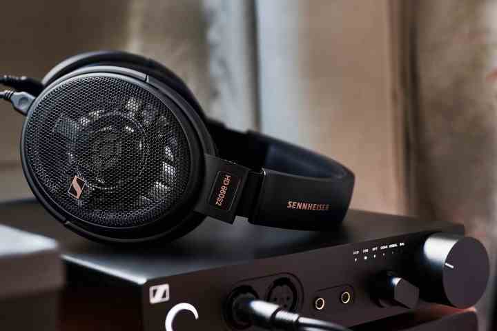 Kulaklık amplifikatörü ile görülen Sennheiser HD 660S2 arkası açık kulaklık.