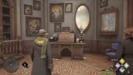 Hogwarts Legacy İhtiyaç Odası - Üstüne tünemiş bir baykuşla Açıklama Masası.  Kitaplık ve büyüteç yanı sıra bir fincan çay vardır.  Arkasında gelişigüzel resimler sergileniyor.