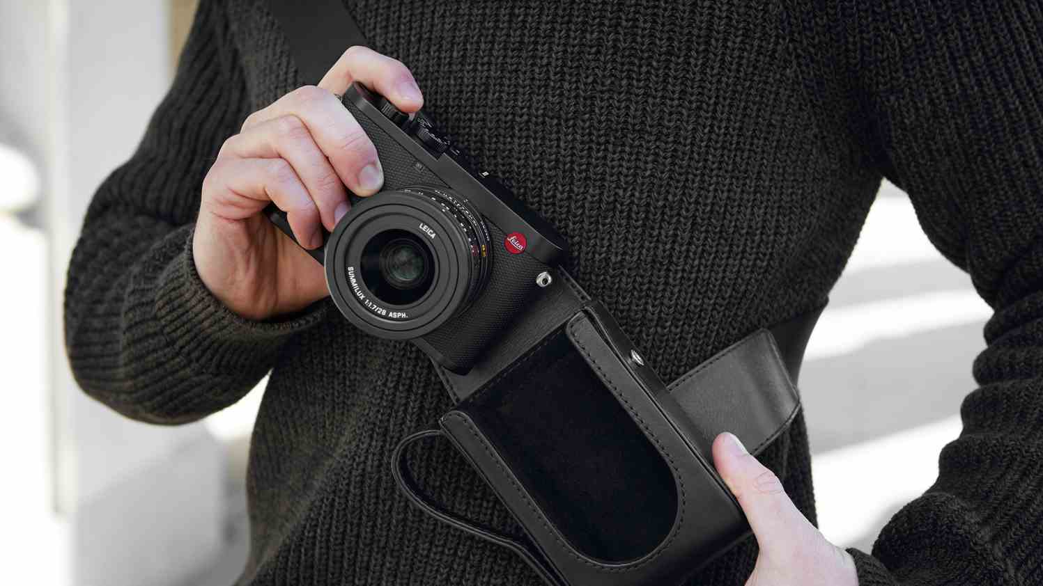 Eldeki Leica Q2 koruyucu kılıftan çıkarılıyor