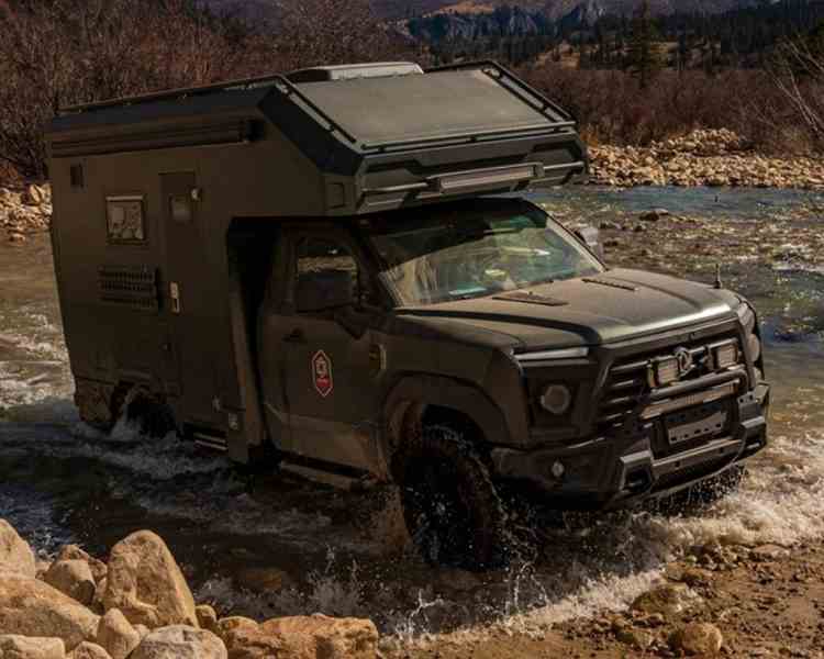 Dizel motor 6,7 litre, 320 hp, sürekli dört tekerlekten çekiş, iki metrelik yatak ve duş.  Acımasız SUV Dongfeng Warrior M20 ekstrem bir kampçıya dönüştü