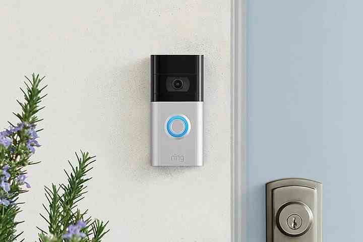 Ring Video Doorbell 3 bir kapının yanına kurulur.