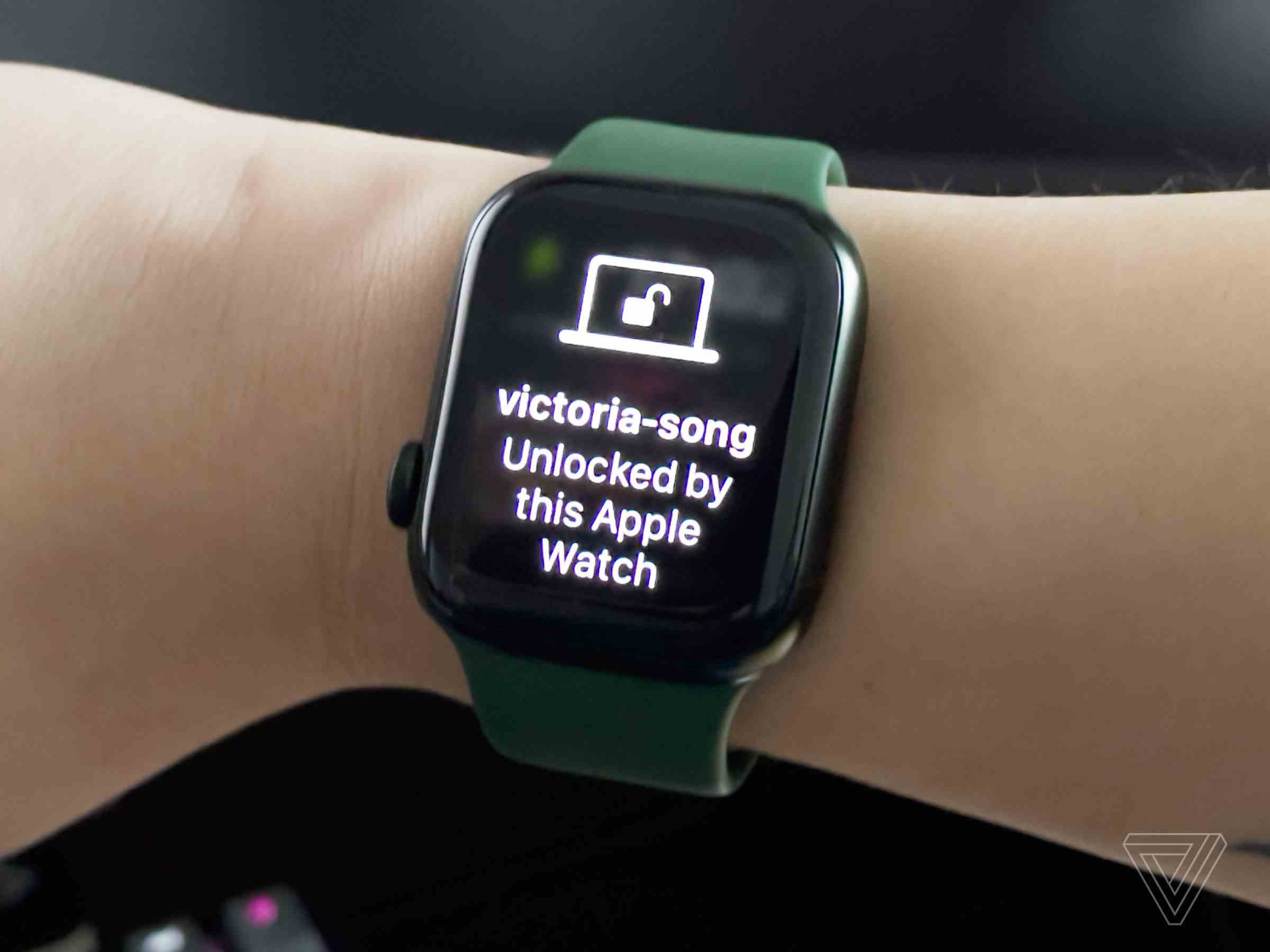 Apple Watch bir bilgisayarın kilidini açarken gösteriliyor