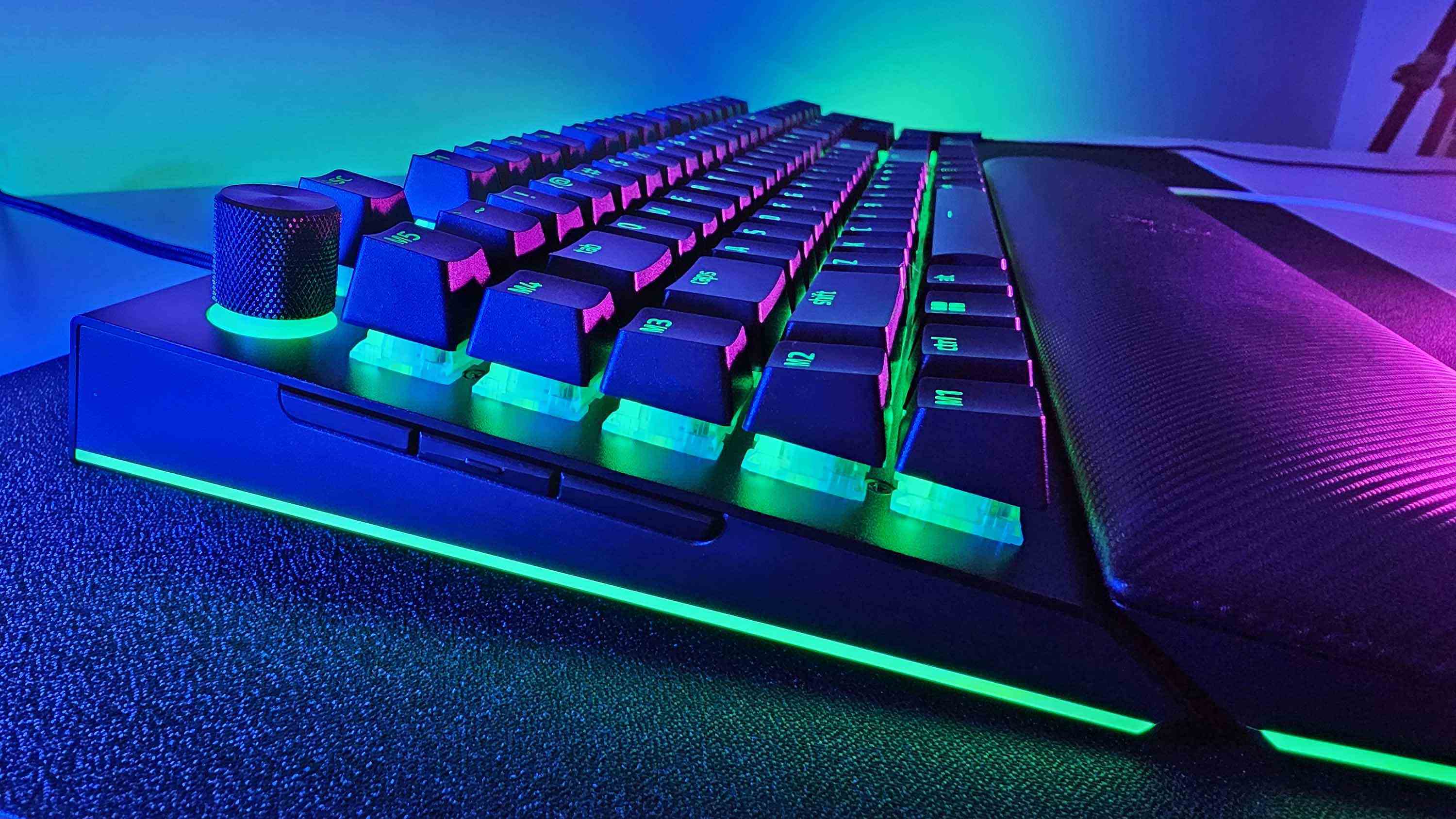 Razer BlackWidow V4 Pro Oyun Klavyesi