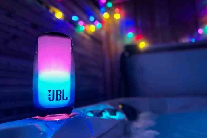 LBL Pulse 5 Bluetooth hoparlörü bir jakuzi çıkıntısında duruyor.